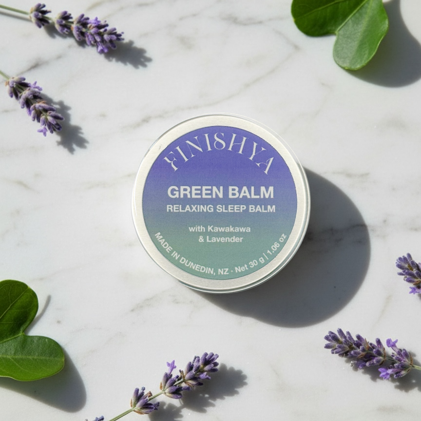 Finishya Green Balm tin in a bright flatlay with lavender sprigs, emphasizing the vegan botanical ingredients for better rest.